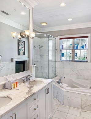 Combined shower/tub, hair dryer, towels
