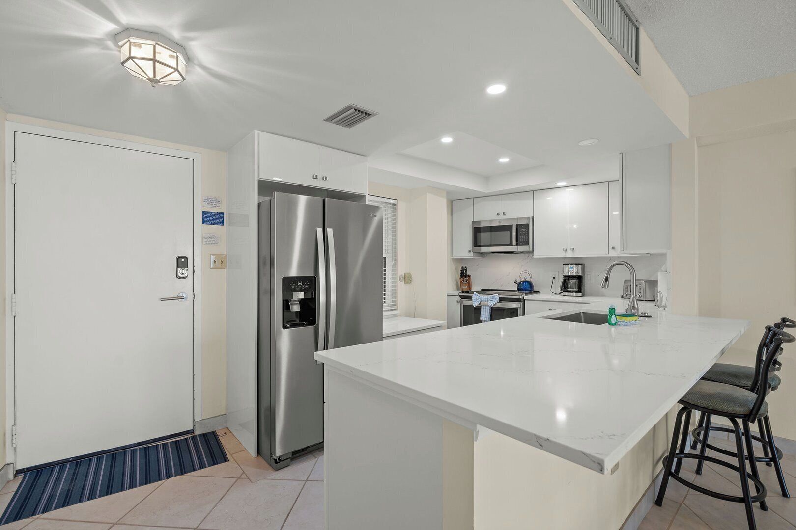 Frigorífico, microondas, horno y lavavajillas