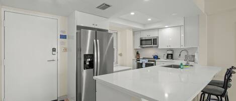 Réfrigérateur, micro-ondes, four, lave-vaisselle