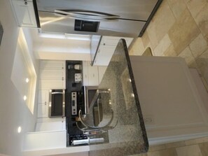 Kühlschrank, Mikrowelle, Ofen, Geschirrspüler