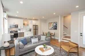 Smart TV - WeHo 3 Story Townhome 3 of 4 w/ Balcony WALKABLE! 8 mins drive to BRDWY!  (Nashville)