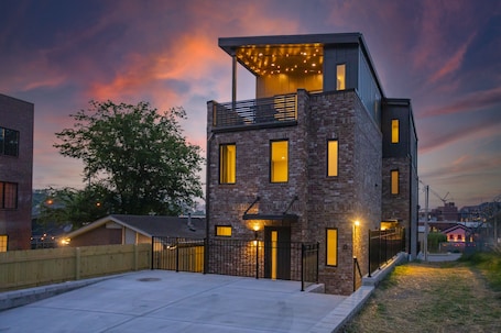 Exterior. WeHo 3 Story Townhome 3 of 4 w/ Balcony WALKABLE! 8 mins drive to BRDWY!