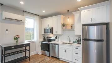 Kylskåp, mikrovågsugn, ugn och spishäll