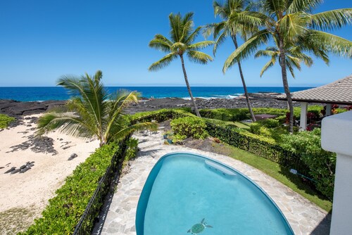 Fabulous Waterfront Modern Home on the Keiki Beach, Walking Distance to Town