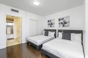 2 habitaciones, escritorio, tabla de planchar con plancha y wifi gratis 