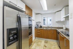 冷蔵庫、電子レンジ、オーブン、コンロ