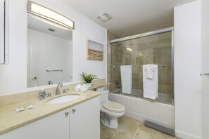 Hair dryer, towels - Brickell 2BR APT, Free Parking, Great Location (Miami)