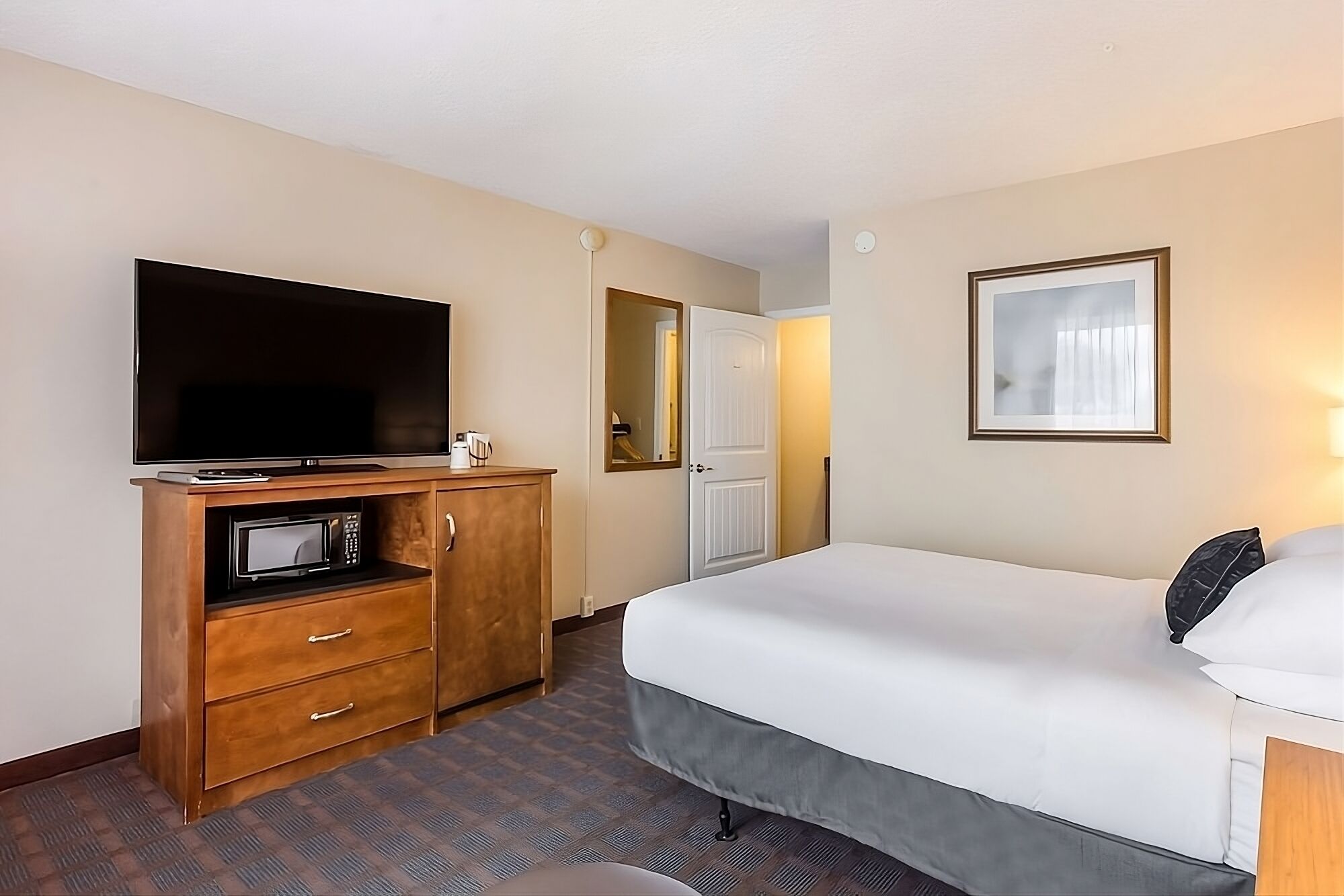 Your Home Away From Home! Spacious Unit Close to Thousand Hills Golf Course!