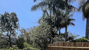 A poolside area with two lounge chairs and a stone-tiled deck. - Sítio Tôa Tôa - Rio Piracicaba (MG) (Rio Piracicaba)
