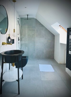 Bathtub, hair dryer, towels, soap - Steyr Old Town Loft (Steyr)