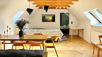 3 makuuhuonetta, työpöytä, ilmainen Wi-Fi, vuodevaatteet