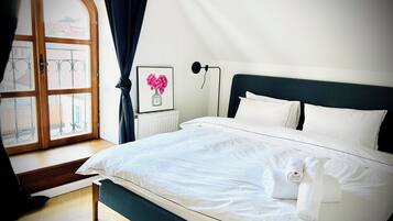 3 makuuhuonetta, työpöytä, ilmainen Wi-Fi, vuodevaatteet