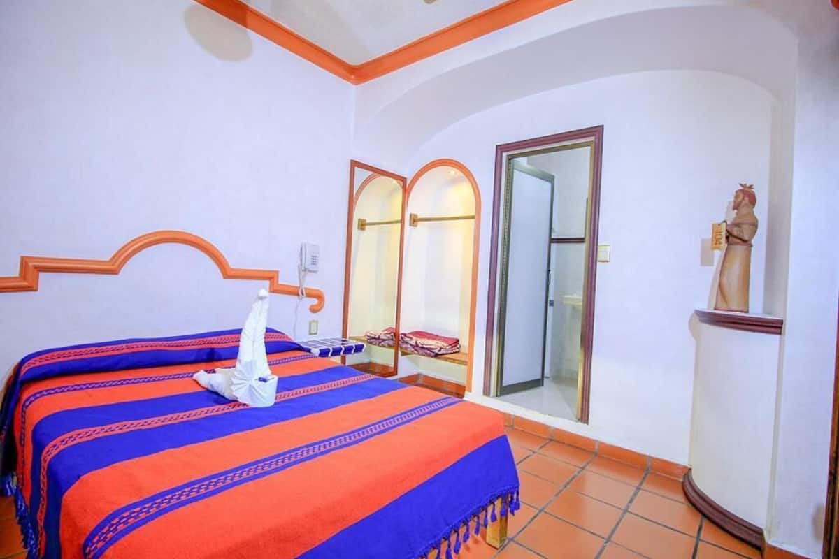 comfort room | premium bedding, down duvets, pillow-top beds, minibar