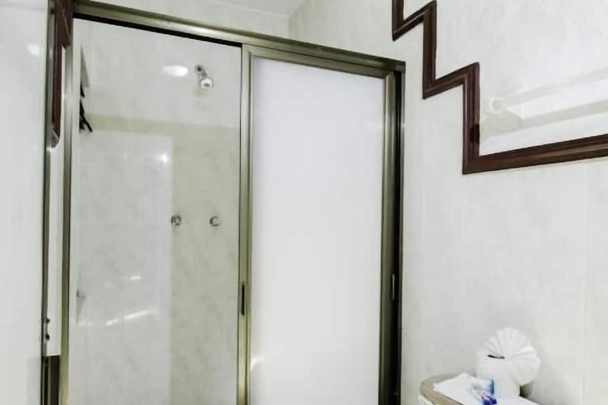 Family Quadruple Room | Bathroom | Rainfall showerhead, designer toiletries, hair dryer, towels