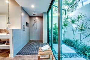 Badewanne, Haartrockner, Handtücher, Seife