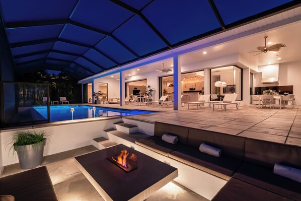 Alberca al aire libre y alberca climatizada