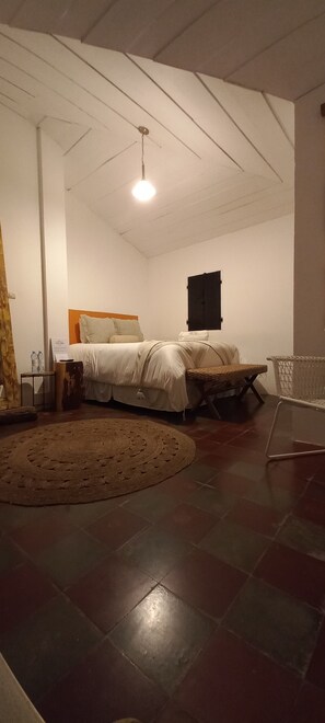 Habitación de cabaña 1 Cama | Egyptian cotton sheets, premium bedding, down duvets, memory-foam beds