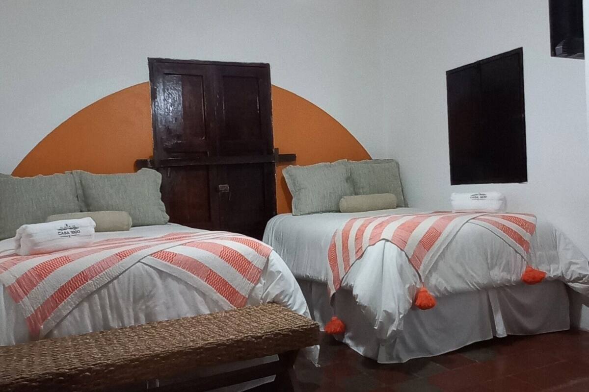 Habitación de cabaña Grande 2 Camas | Egyptian cotton sheets, premium bedding, down duvets, memory-foam beds