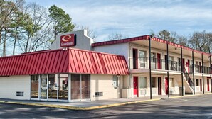 A two-story motel with a red roof and a sign for EconoLodge. - Econo Lodge near Richmond National Battlefield Park (Richmond)