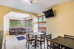 Dining - Econo Lodge near Richmond National Battlefield Park (Richmond)