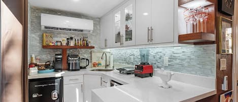 Kühlschrank, Mikrowelle, Wasserkocher mit Kaffee-/Teezubehör