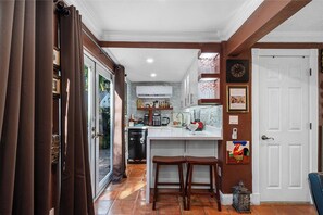 ثلاجة، ميكروويف، ماكينة لصنع القهوة/الشاي، غلّاية كهربائية