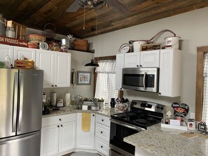 Fridge, microwave, oven, stovetop - LEGACY CREEKS RANCH CABINS  (Whitefish)