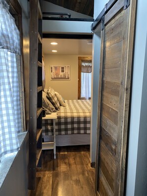 2 bedrooms, iron/ironing board, travel cot, free WiFi
