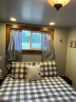 2 habitaciones, tabla de planchar con plancha y cuna de viaje 