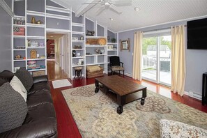 Smart TV, caminetto, libri