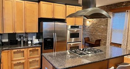 Spacious 2 bedroom 2 bath 10 Minutes to Down Town