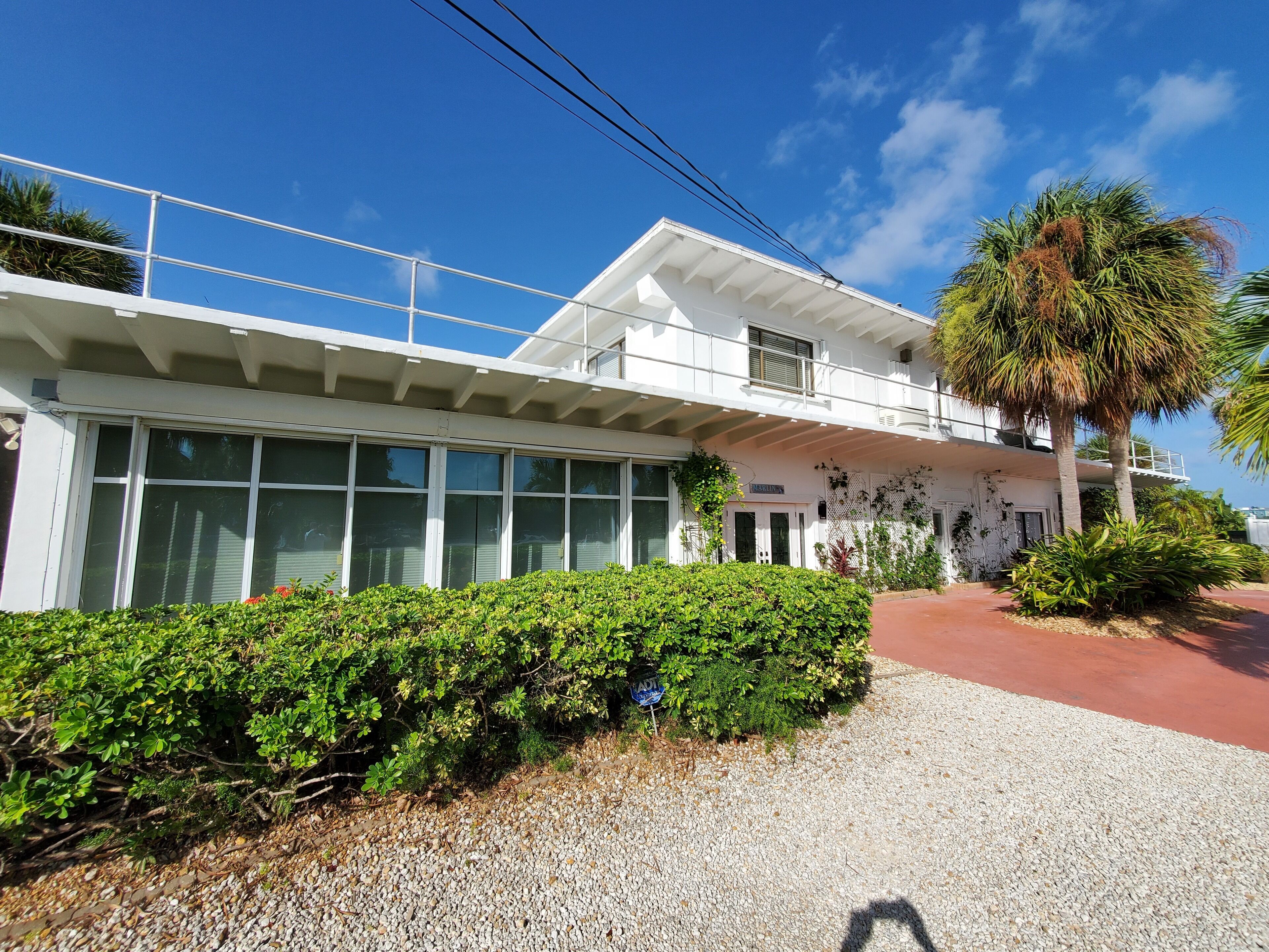 Marlin House -- Spacious waterfront ranch in a park like setting 