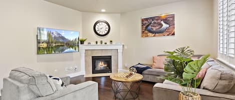 TV connectée, cheminée, table de tennis de table, enceintes connectées