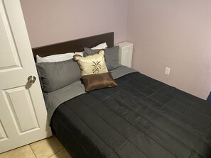 2 habitaciones, tabla de planchar con plancha, wifi y ropa de cama 