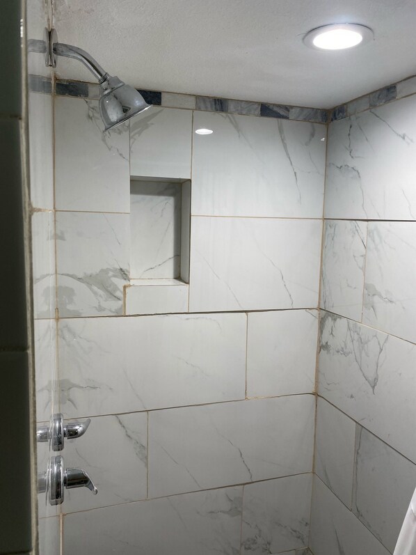 Douche, sèche-cheveux, bidet, serviettes fournies
