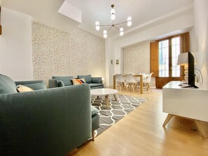 Flat-screen TV - Opera, Duplex Apartment – Three-bedroom Duplex Apartment (Madrid)