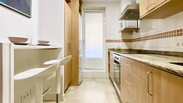 Fridge, microwave, dishwasher, coffee/tea maker