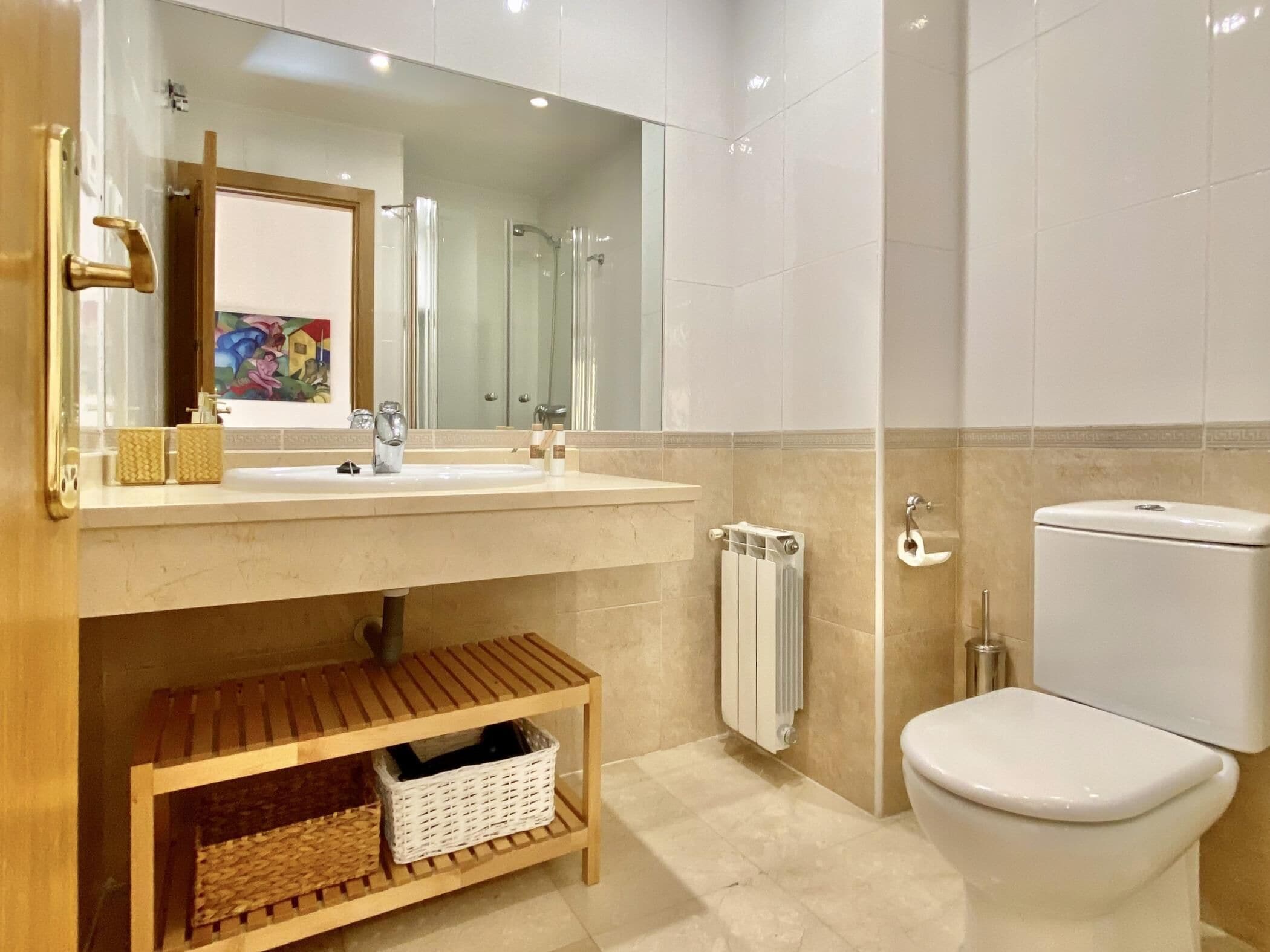 Een douche, gratis toiletartikelen, een haardroger, handdoeken
