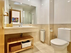 Shower, free toiletries, hair dryer, towels - Opera, Duplex Apartment – Three-bedroom Duplex Apartment (Madrid)