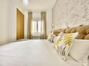 3 bedrooms, iron/ironing board, internet, bed sheets