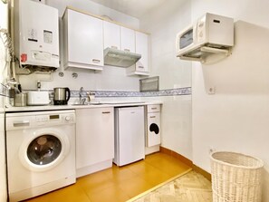 Een koelkast, een microgolfoven, een koffiezetapparaat/waterkoker