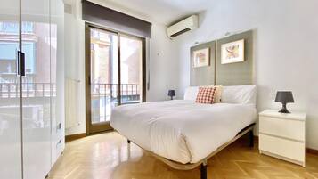 Tabla de planchar con plancha, internet y ropa de cama