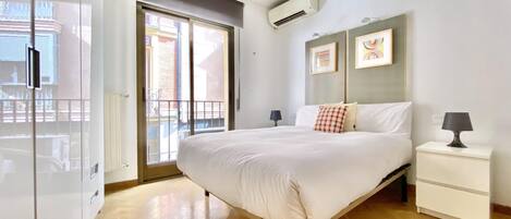 Ferros/tábuas de passar roupa, acesso à internet, roupa de cama