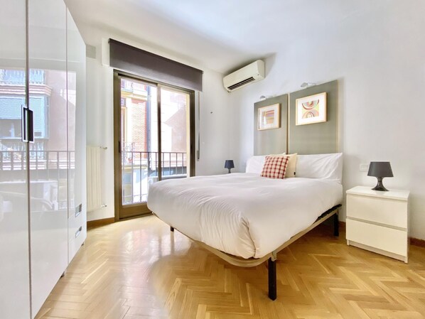 Een strijkplank/strijkijzer, internet, beddengoed