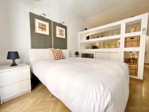 Tabla de planchar con plancha, internet y ropa de cama 
