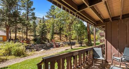 Large Riverfront Townhome, 1/2 Mile from RMNP!