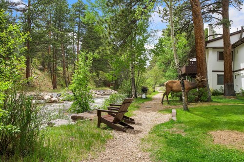 Large Riverfront Townhome, 1/2 Mile from RMNP!