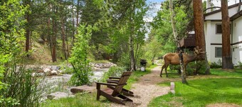 Large Riverfront Townhome, 1/2 Mile from RMNP!