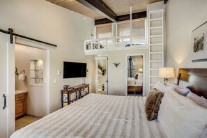 3 bedrooms, desk, iron/ironing board, travel crib