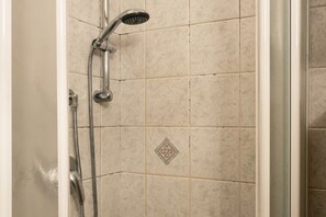 Dusche, Haartrockner, Bidet, Handtücher